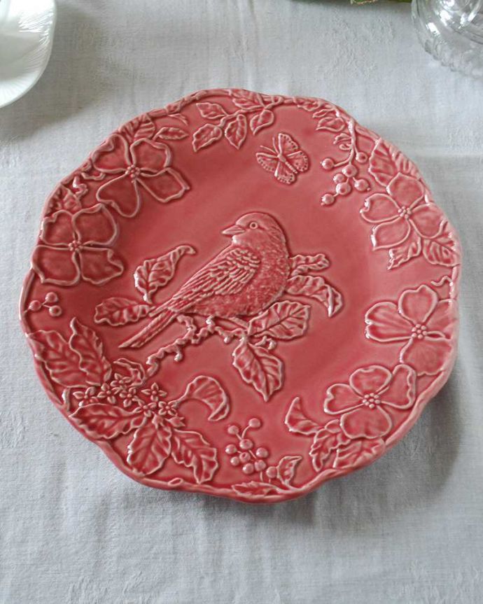 ダイニング雑貨　インテリア雑貨　ボルダロ・ピニェイロのリーフ＆バードＢＢプレート （25cm・赤色系）。熟練の職人による陶器ツヤがあって高級感が漂う陶器は、今も手作りしているので、色合いなどに個体差があります。(n1-312)