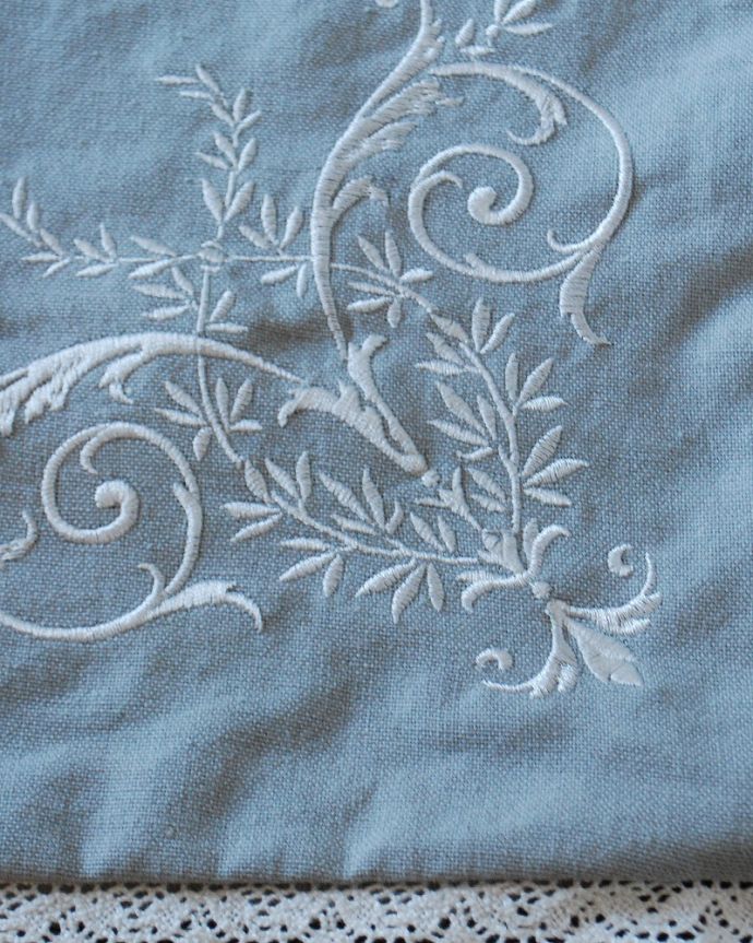ファブリック（布）雑貨　インテリア雑貨　草花の刺繍が可愛いクッションカバー（グレイ）。フランスらしい可愛い刺繍女性心をくすぐる色使いと、刺繍の模様。(n10-031)