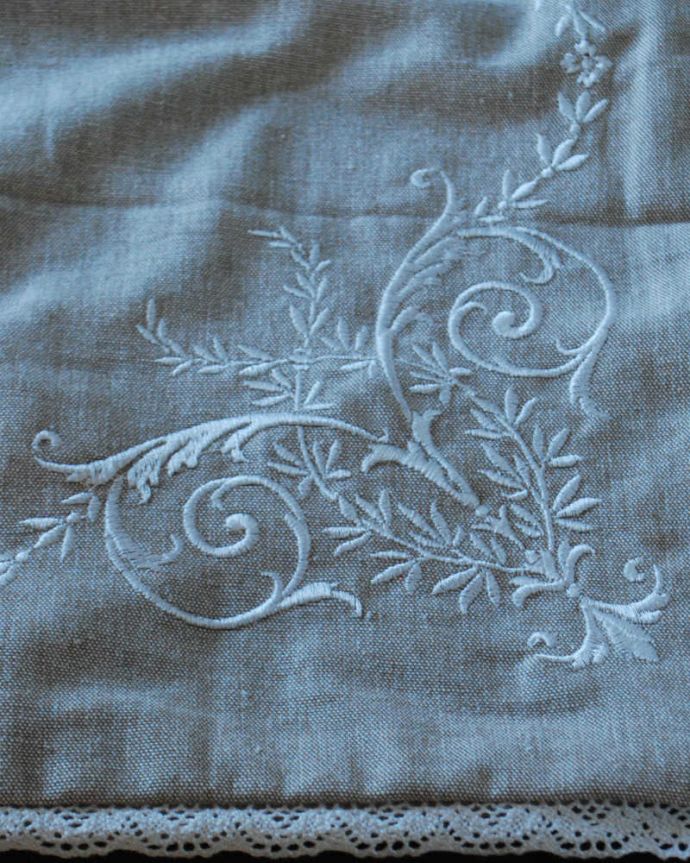 ファブリック（布）雑貨　インテリア雑貨　草花の刺繍が可愛いクッションカバー（ベージュ）。フランスらしい可愛い刺繍女性心をくすぐる色使いと、刺繍の模様。(n10-032)