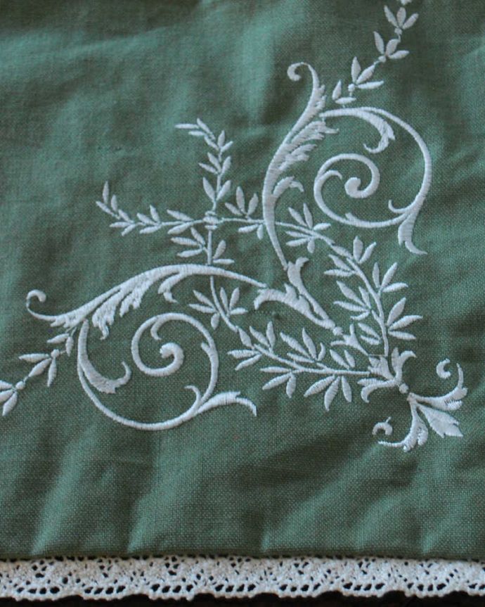 ファブリック（布）雑貨　インテリア雑貨　草花の刺繍が可愛いクッションカバー（グリーン）。フランスらしい可愛い刺繍女性心をくすぐる色使いと、刺繍の模様。(n10-033)