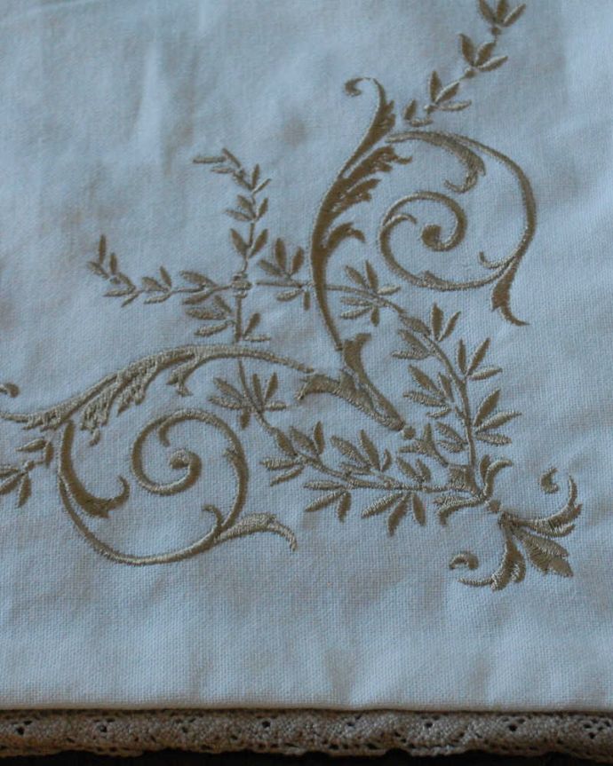 ファブリック（布）雑貨　インテリア雑貨　草花の刺繍が可愛いクッションカバー（ホワイト）。フランスらしい可愛い刺繍女性心をくすぐる色使いと、刺繍の模様。(n10-034)