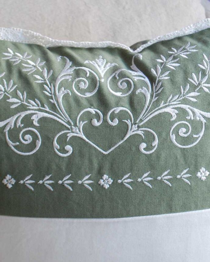 ファブリック（布）雑貨　インテリア雑貨　２トーンカラー×草花の刺繍が可愛いクッションカバー（グリーン×ホワイト）。フランスらしい可愛い刺繍女性心をくすぐる色使いと、刺繍の模様。(n10-035)