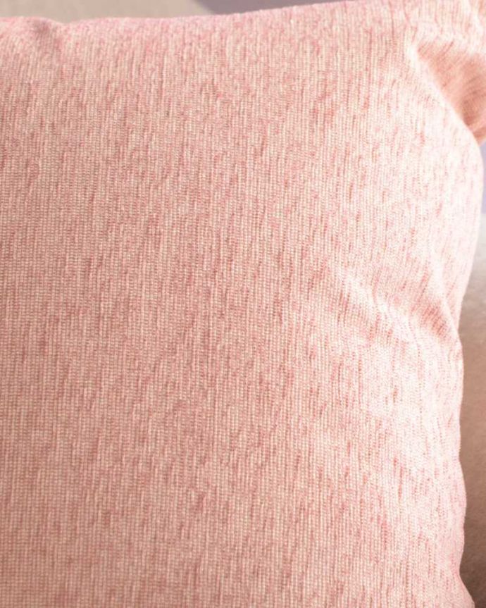 ファブリック（布）雑貨　インテリア雑貨　Handleオリジナルソファ「Marie」クッション（ピンク）。上質な生地で作られたクッション上質な生地で作られた優しいピンク色のクッションです。(n10-041)