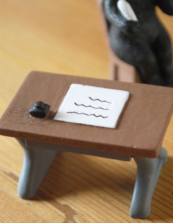 リビング雑貨　インテリア雑貨　可愛いアニマルオブジェ（手紙）。机と猫は離す事ができます。(n12-133)