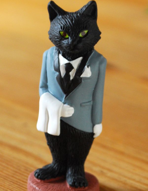 リビング雑貨　インテリア雑貨　可愛いアニマルオブジェ（執事）。クールな表情がたまらない黒猫の執事です。(n12-134)
