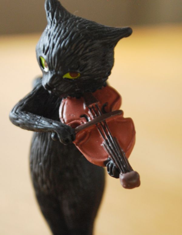 リビング雑貨　インテリア雑貨　可愛いアニマルオブジェ（バイオリン）。猫好きにはたまらないオブジェです。(n12-137)