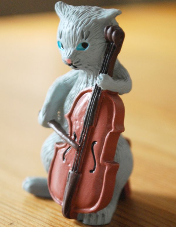 リビング雑貨　インテリア雑貨　可愛いアニマルオブジェ（チェロ）。チェロも弾きこなす猫ちゃんです。(n12-138)