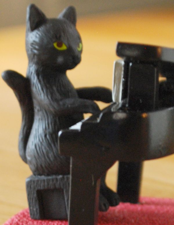 ディスプレイ雑貨　インテリア雑貨　可愛いアニマルオブジェ（ピアノ）。グランドピアノを弾く姿がカッコイイ黒猫ちゃんです。(n12-139)