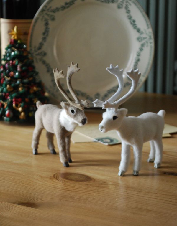 リビング雑貨　クリスマス用　白いトナカイのオーナメント、可愛いアニマルオブジェ（S）。色違いで並ぶ姿も可愛いオブジェです。(n12-142)