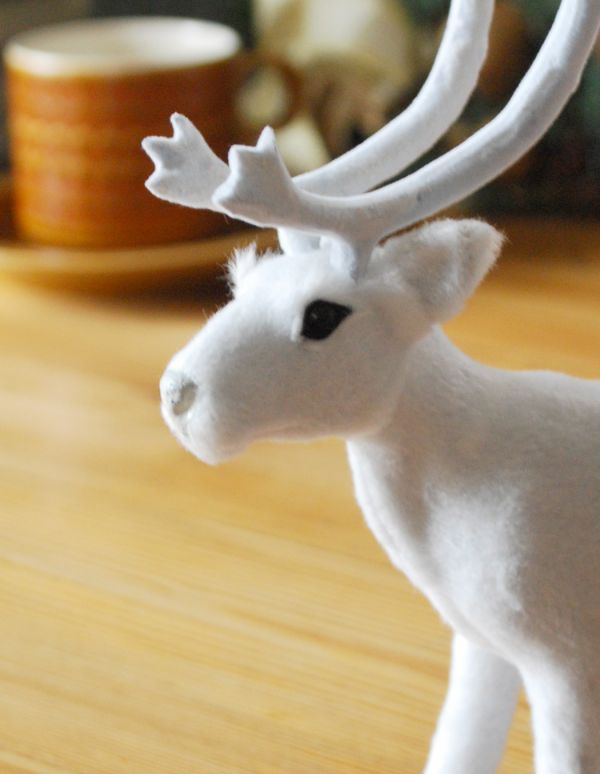 リビング雑貨　クリスマス用　白いトナカイのオーナメント、可愛いアニマルオブジェ（Ｌ）。つぶらな瞳が可愛いトナカイです。(n12-143)