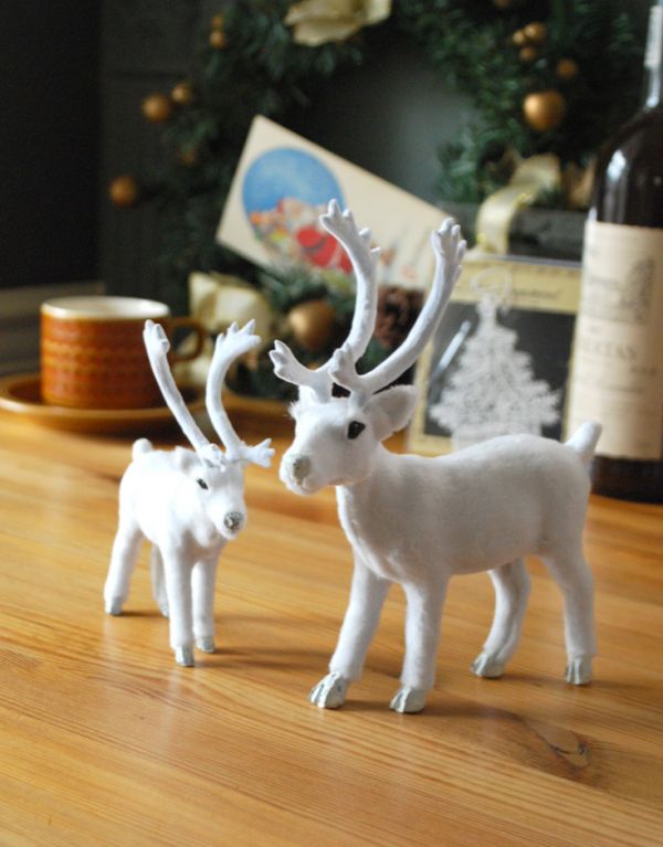リビング雑貨　クリスマス用　白いトナカイのオーナメント、可愛いアニマルオブジェ（Ｌ）。親子で並ぶ姿も可愛いオブジェです。(n12-143)