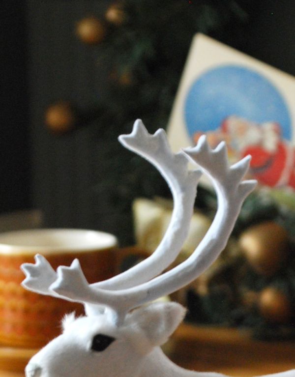 リビング雑貨　クリスマス用　白いトナカイのオーナメント、可愛いアニマルオブジェ（Ｌ）。角も細かく作ってあります。(n12-143)
