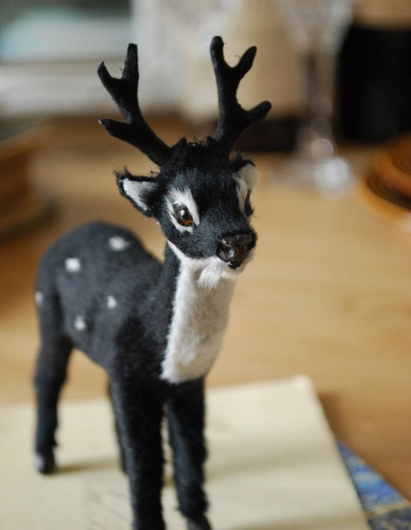 ディスプレイ雑貨　インテリア雑貨　水玉模様が可愛い鹿のオブジェ（ブラックディア）。つぶらな瞳が可愛い鹿です。(n12-144)