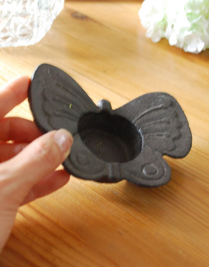 リビング雑貨　インテリア雑貨　アンティーク風のアイアン製キャンドルホルダー（蝶）。オブジェとして置いてあるだけでも可愛いインテリアです。(n12-168)