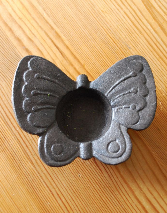 リビング雑貨　インテリア雑貨　アンティーク風のアイアン製キャンドルホルダー（蝶）。上から見るとこんな感じです。(n12-168)