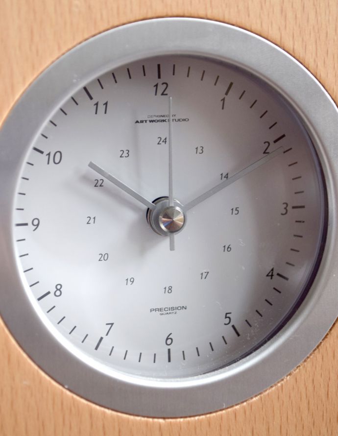 ミラー・時計　インテリア雑貨　ナチュラルカラーの置き時計（目覚まし機能付き）。シンプルな文字盤です。(n12-188)