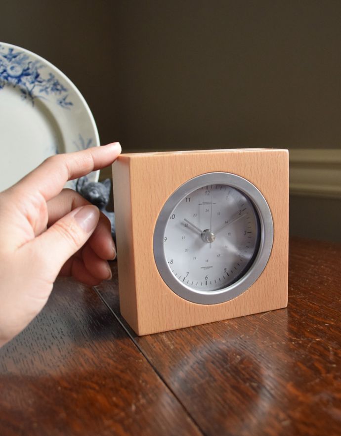 ミラー・時計　インテリア雑貨　ナチュラルカラーの置き時計（目覚まし機能付き）。キッチンやダイニングなど、どこにでも置きやすいサイズです。(n12-188)