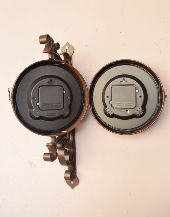ミラー・時計　インテリア雑貨　壁掛け両面時計、アンティーク風サイドクロックＢ（ブラウン）(電池なし) 。単三電池、それぞれ1本ずつで動きます。(n12-202)