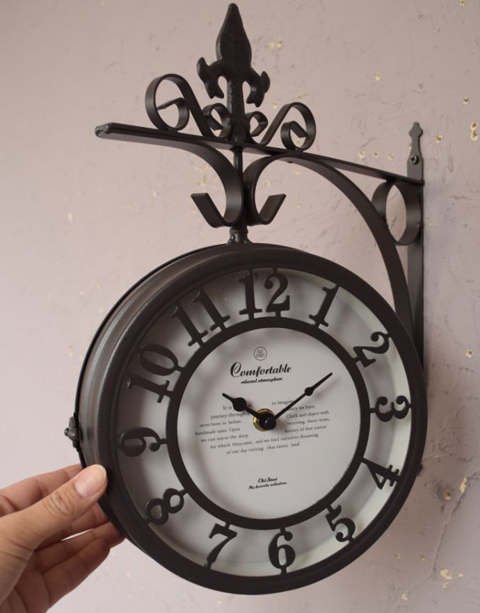 ミラー・時計　インテリア雑貨　壁掛け両面時計、クラシカルな雰囲気たっぷりのアンティーク風ウォールクロック （ブラウン）(電池なし)。両面時計です。(n12-204)