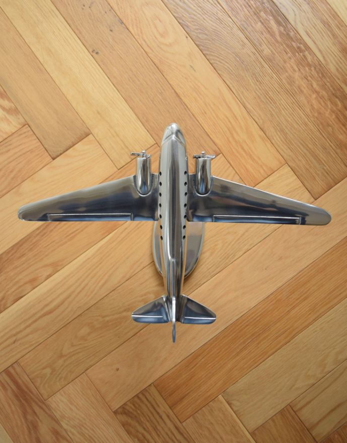 リビング雑貨　インテリア雑貨　DC-3旅客機をモチーフにしたエアプレーンＬ。上から見ると飛んでいるみたい！。(n12-209)