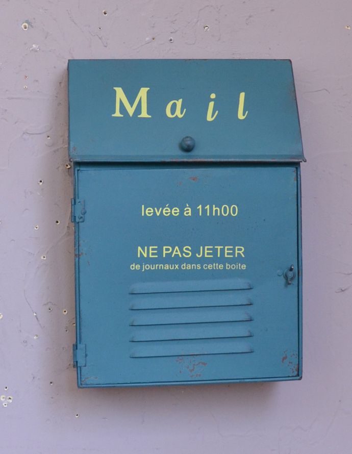玄関雑貨　インテリア雑貨　アンティーク風に仕上げた郵便ポスト（ブルー）。レンガやアイアンなど、玄関まわりのアイテムともすんなり馴染みます。(n12-214)