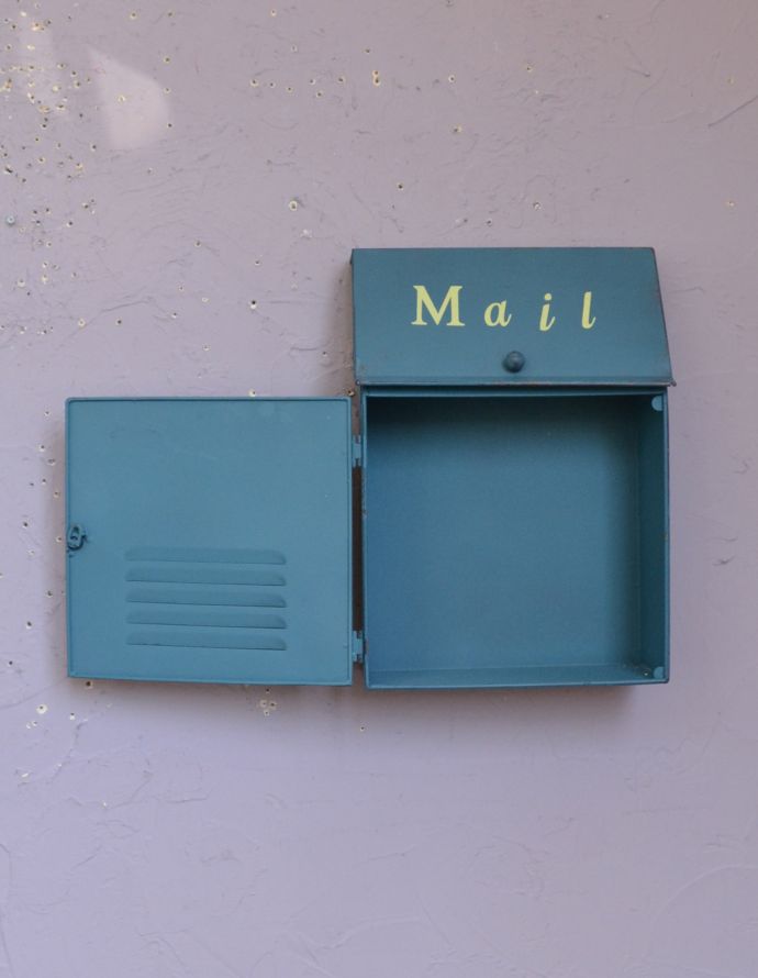 玄関雑貨　インテリア雑貨　アンティーク風に仕上げた郵便ポスト（ブルー）。細かい所までこだわった装飾で仕上げてあります。(n12-214)