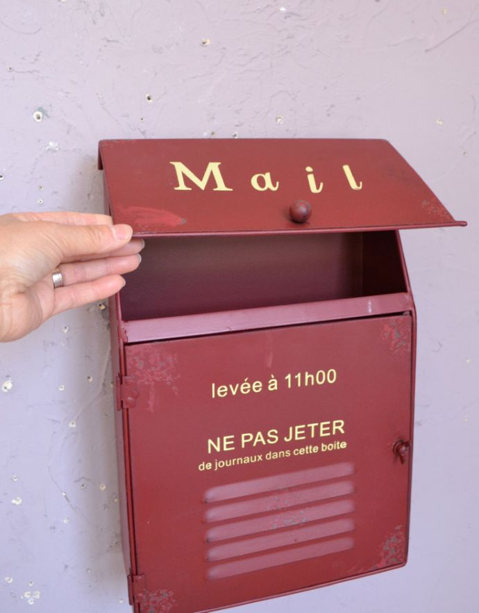 玄関雑貨　インテリア雑貨　アンティーク風に仕上げた郵便ポスト（レッド）。レトロな雰囲気が素敵です。(n12-215)
