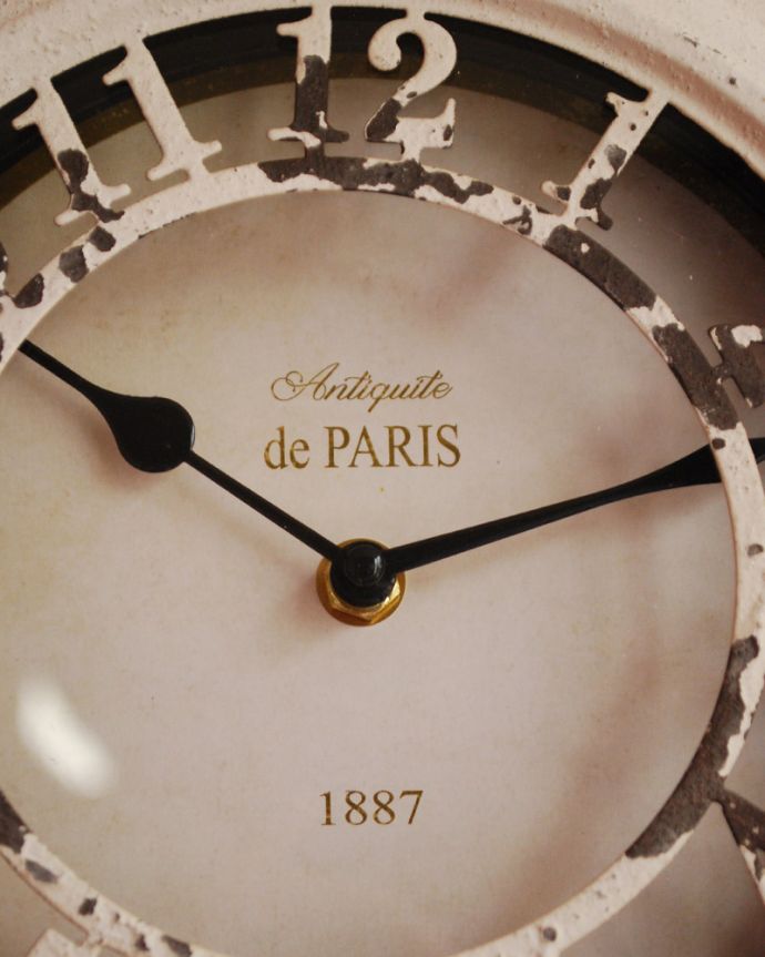 ミラー・時計　インテリア雑貨　アンティーク風に仕上げたウォールクロック(ホワイト)(電池なし)。「オシャレな時計がなかなかなくて・・」と思っていた方にぜひ使って頂きたい時計です。(n12-219)
