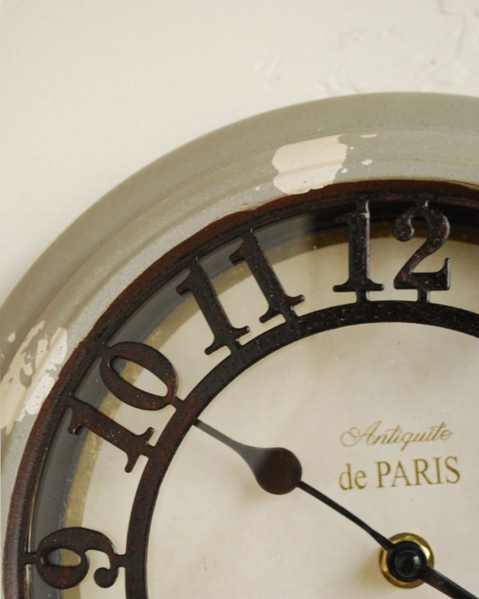 ミラー・時計　インテリア雑貨　アンティーク風に仕上げたウォールクロック(グレー)(電池なし)。「オシャレな時計がなかなかなくて・・」と思っていた方にぜひ使って頂きたい時計です。(n12-220)