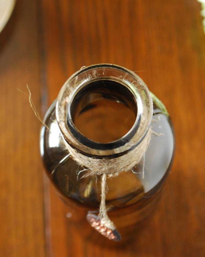 リビング雑貨　インテリア雑貨　首元に可愛いチャームが付いたカラーガラスのボタニカルベース（M・グリーン）。１輪挿しにもピッタリです。(n12-262)