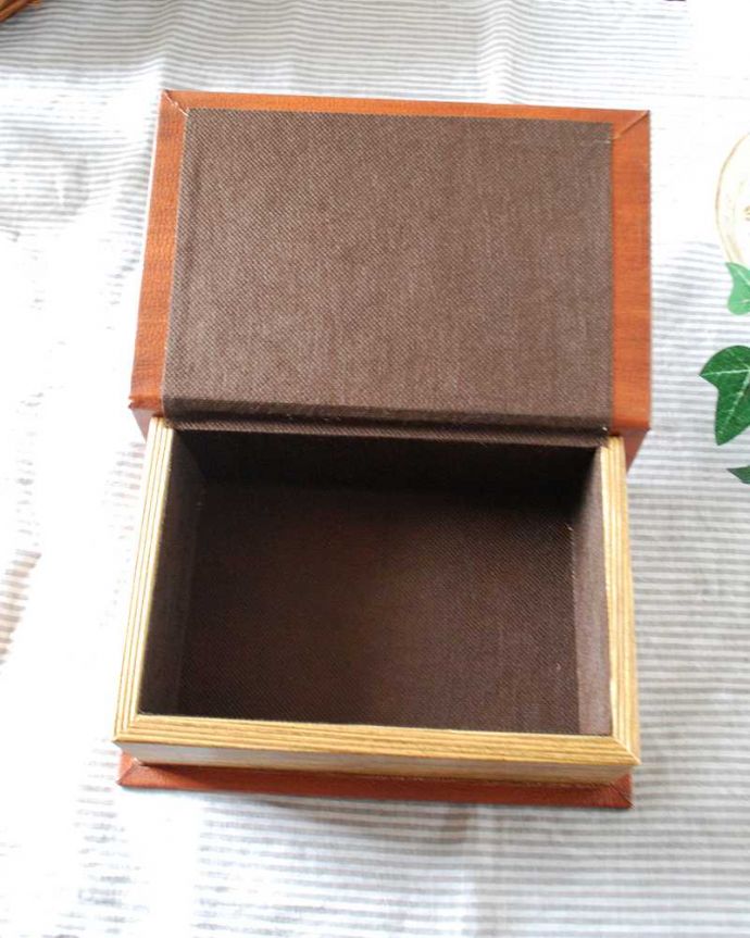 リビング雑貨　インテリア雑貨　小物をお洒落に収納できるブックボックス（ロード）。中はこんな感じです。(n12-265)