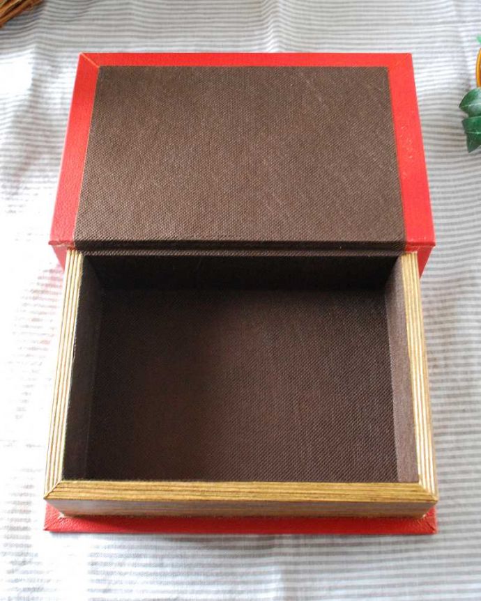 リビング雑貨　インテリア雑貨　小物をお洒落に収納できるブックボックス（LONDON）。中はこんな感じです。(n12-269)