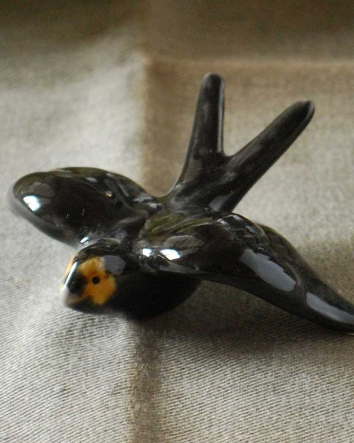 リビング雑貨　インテリア雑貨　ポルトガルから届いたBlack swallow ツバメＳ（ブラック）。ツバメの飛び交う町で作られました城壁に囲まれたポルトガルの美しい町の陶器工場で作られたツバメです。(n12-271)