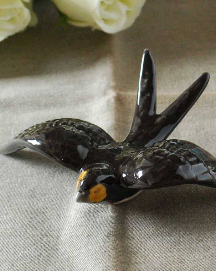 リビング雑貨　インテリア雑貨　ポルトガルから届いたBlack swallow ツバメＭ（ブラック）。ツバメの飛び交う町で作られました城壁に囲まれたポルトガルの美しい町の陶器工場で作られたツバメです。(n12-273)