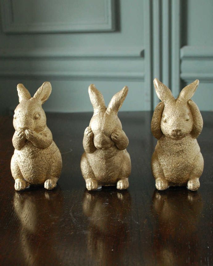 リビング雑貨　インテリア雑貨　思わず微笑んでしまう可愛らしいポーズの３羽のウサギ（ゴールド）。セットでお届けしますもれなく３羽セットでお届けします。(n12-288)
