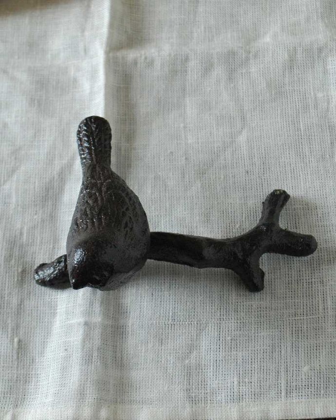 小枝にとまったかわいい小鳥に癒されるアンティーク風のアイアン製オブジェ（A）(n12-317)｜インテリア雑貨