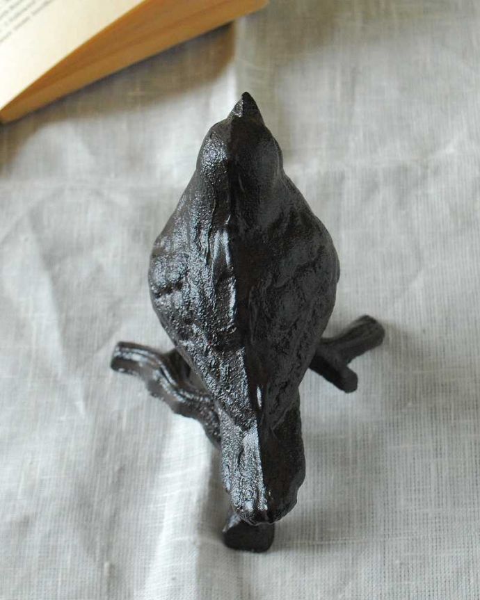 リビング雑貨　インテリア雑貨　小枝にとまったかわいい小鳥に癒されるアンティーク風のアイアン製オブジェ（B）。上から見ると･･･どこから見ても可愛い小鳥の姿に癒されます。(n12-318)