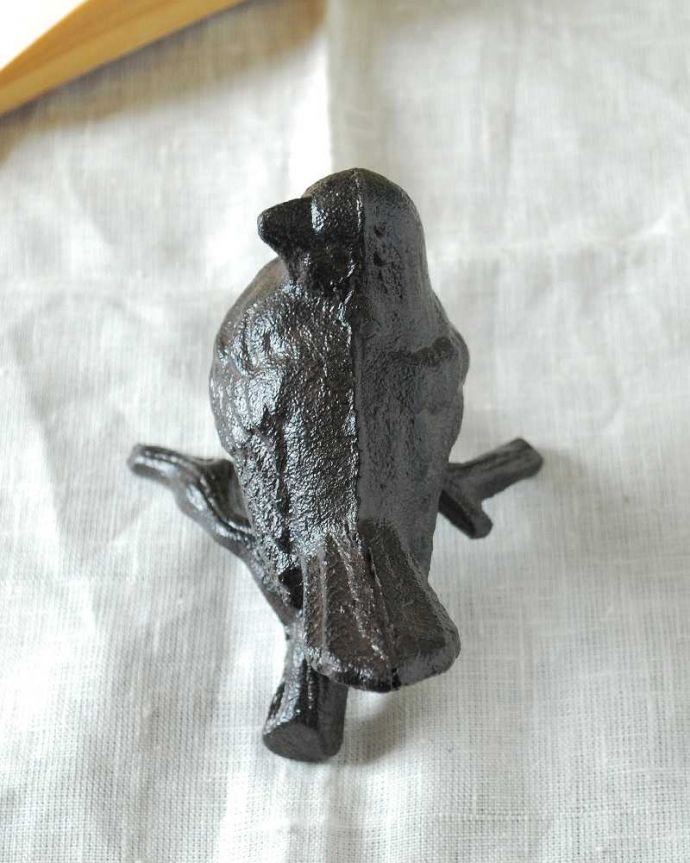 リビング雑貨　インテリア雑貨　小枝にとまったかわいい小鳥に癒されるアンティーク風のアイアン製オブジェ（Ｃ）。上から見ると･･･どこから見ても可愛い小鳥の姿に癒されます。(n12-319)