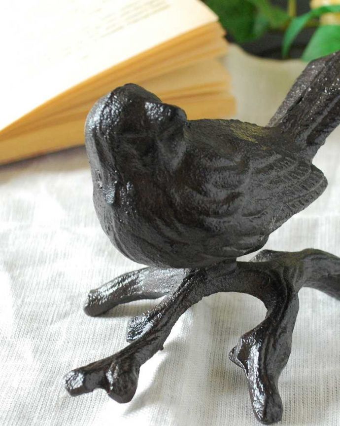 リビング雑貨　インテリア雑貨　小枝にとまったかわいい小鳥に癒されるアンティーク風のアイアン製オブジェ（Ｃ）。アンティーク風のオブジェ小枝に止まってさえずっているような小鳥のモチーフ。(n12-319)