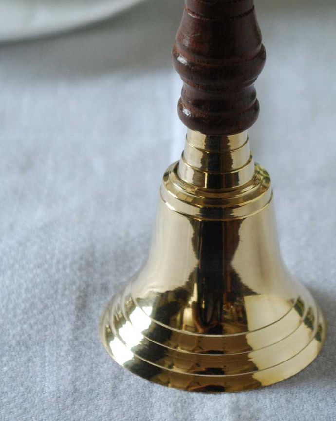 リビング雑貨　インテリア雑貨　キラキラに輝く真鍮が美しい持ち手が木製のハンドベル。キラッと輝くベル真鍮で出来たキラキラ輝くベルは、置いておくだけで絵になるんです。(n12-323)