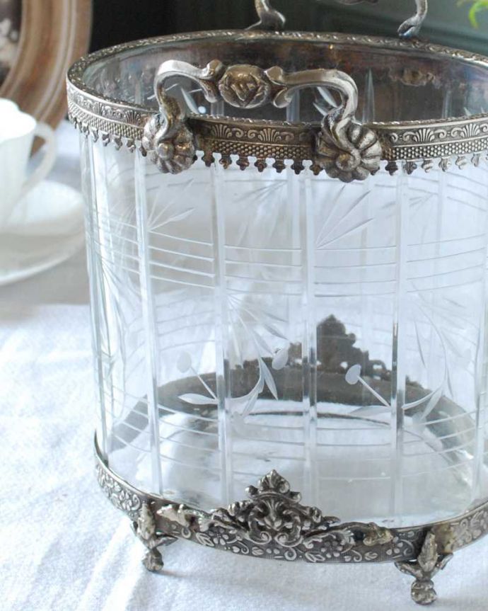 リビング雑貨　インテリア雑貨　アンティーク風に仕上げだ装飾が美しいガラス×真鍮製のオーバルガラスケース。優雅なデザインが自慢ですまるで本物のアンティークのようにゴージャスな装飾が魅力的なオーバルガラスケースです。(n12-344)
