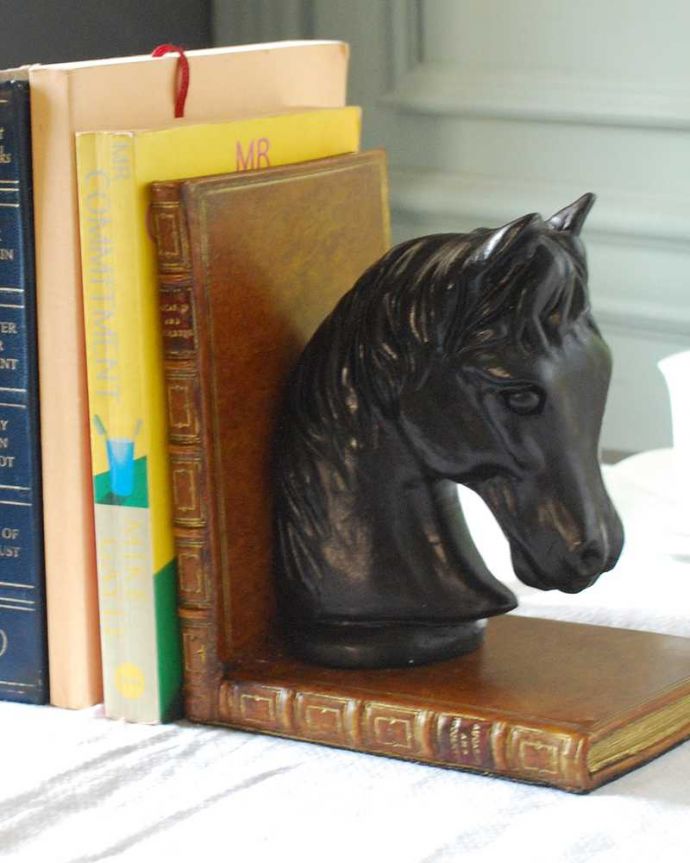 リビング雑貨　インテリア雑貨　イギリスからやって来たおしゃれな雑貨、The Original Book Works社のブックエンド(馬)。まるで本物のような質感熟練した英国のクラフトマンの手によって一つ一つ手作りされた馬モチーフのブックエンド。(n12-356)