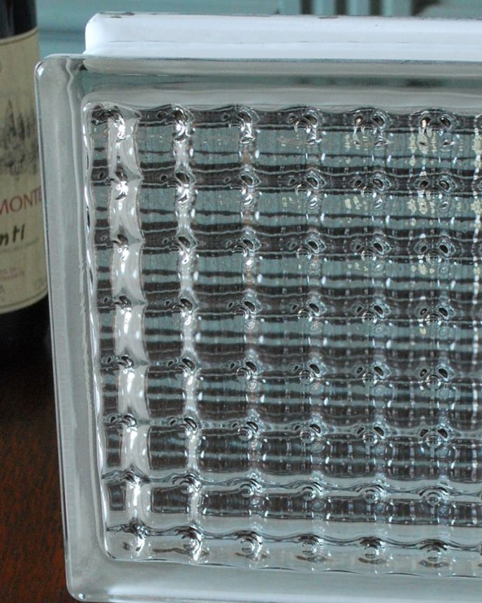 リビング雑貨　インテリア雑貨　アンティーク風のガラス雑貨、自分流に楽しめるガラスブロック（アイスキューブ）。アンティーク風のガラスブロック型押しされたデザインが可愛いアンティーク風のガラスブロック。(n12-362)
