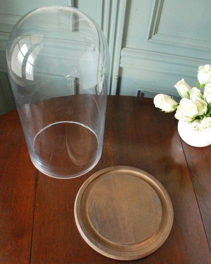 リビング雑貨　インテリア雑貨　アンティーク風のガラスドーム、ガラス×パイン材のガラスドーム（ S）。上からみると･･･丸い形のガラスドームに木製のトレイがセットされています。(n12-366)