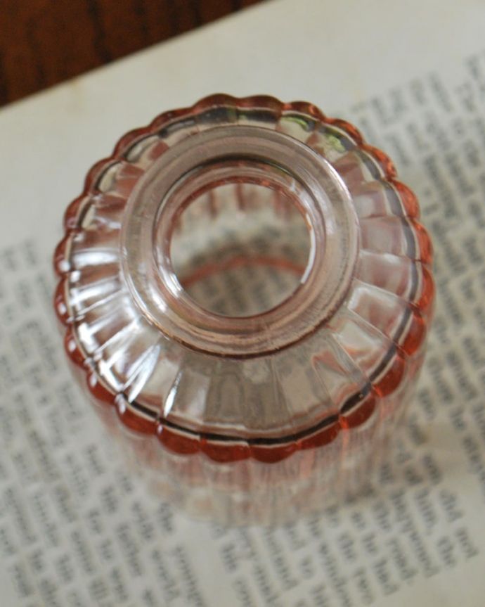 リビング雑貨　インテリア雑貨　アンティーク風のガラス雑貨、ぽってりしたフォルムが可愛いガラス瓶(ピンク)。上からみると･･･丸いフォルムに縦のストライプ模様がお花のようなデザインです。(n12-369p)