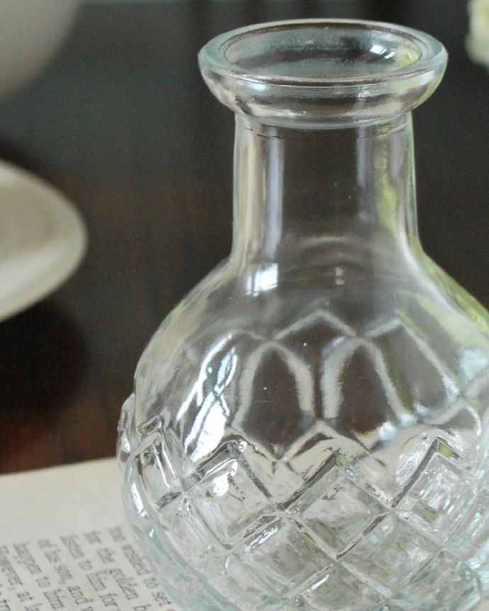 リビング雑貨　インテリア雑貨　アンティーク風のガラス雑貨、クリアの可愛いガラス花瓶(クリア)。アンティーク風のガラスビンぽってりとしたフォルムが可愛い、アンティーク風のガラス瓶。(n12-370c)