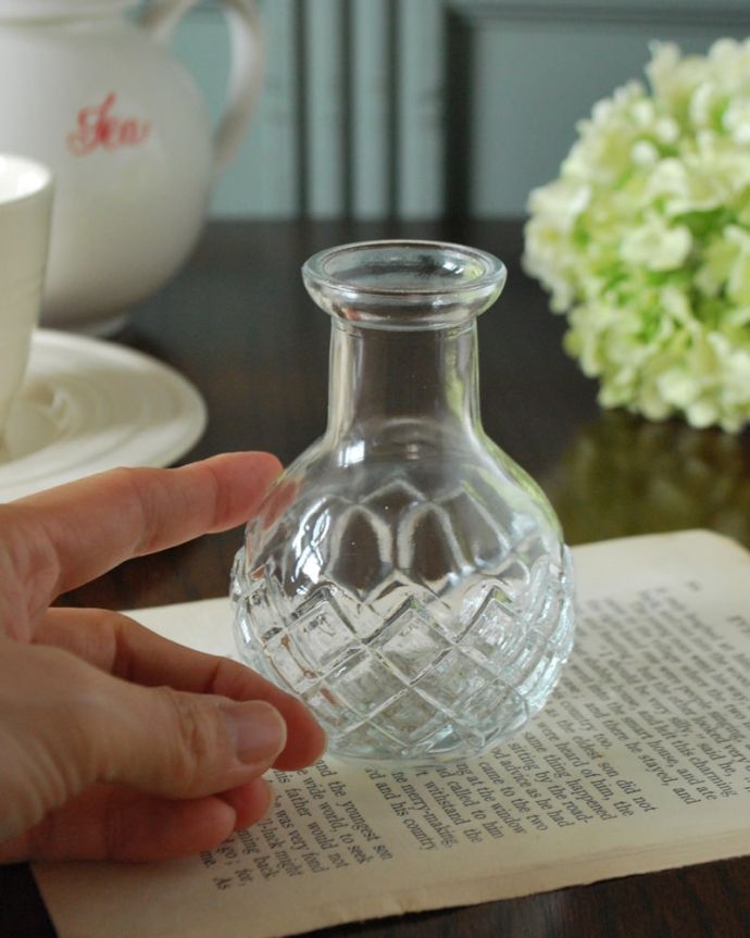 リビング雑貨　インテリア雑貨　アンティーク風のガラス雑貨、クリアの可愛いガラス花瓶(クリア)。大きさはこれくらい結構、たっぷり入るサイズ。(n12-370c)