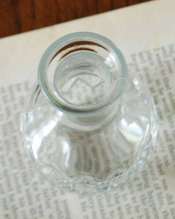 アンティーク風のガラス雑貨、クリアの可愛いガラス花瓶(クリア)(n12-370c)｜インテリア雑貨