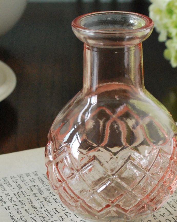 リビング雑貨　インテリア雑貨　アンティーク風のガラス雑貨、淡いピンク色が可愛いガラスの花瓶(ピンク)。アンティーク風のガラスビンぽってりとしたフォルムが可愛い、アンティーク風のガラス瓶。(n12-370p)