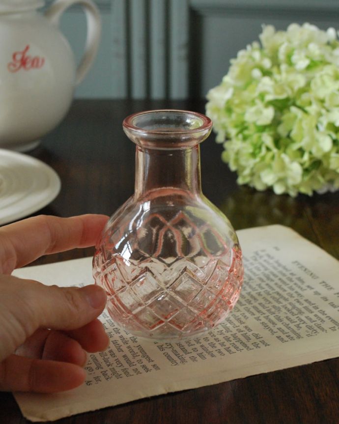 リビング雑貨　インテリア雑貨　アンティーク風のガラス雑貨、淡いピンク色が可愛いガラスの花瓶(ピンク)。大きさはこれくらい結構、たっぷり入るサイズ。(n12-370p)